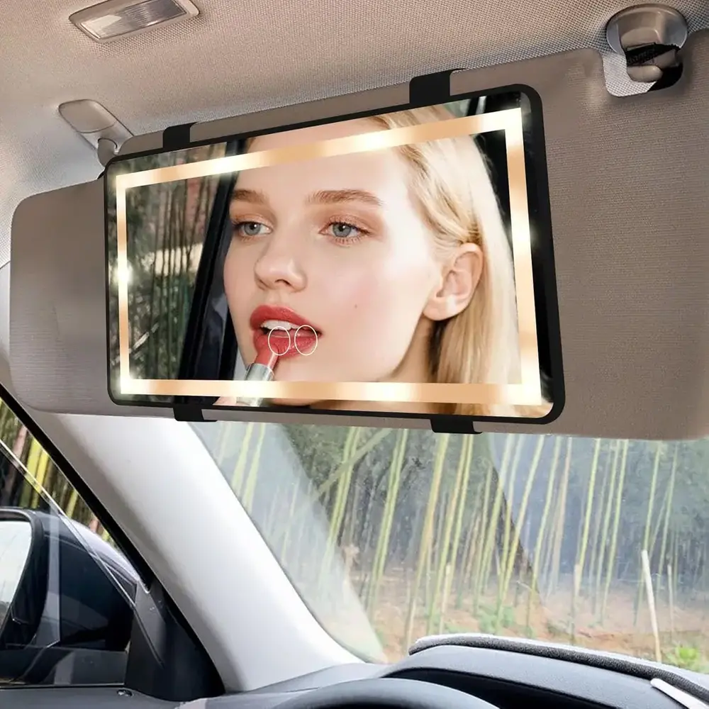 LED ogledalo za šminkanje u autu pruža savršeno osvetljenje i jasan odraz, omogućavajući brzo doterivanje u pokretu. Jednostavno se montira na vizir i idealno je za svaku situaciju.