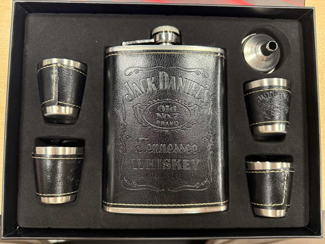 Pljoska Jack Daniels sa 4 casice - Slika 2